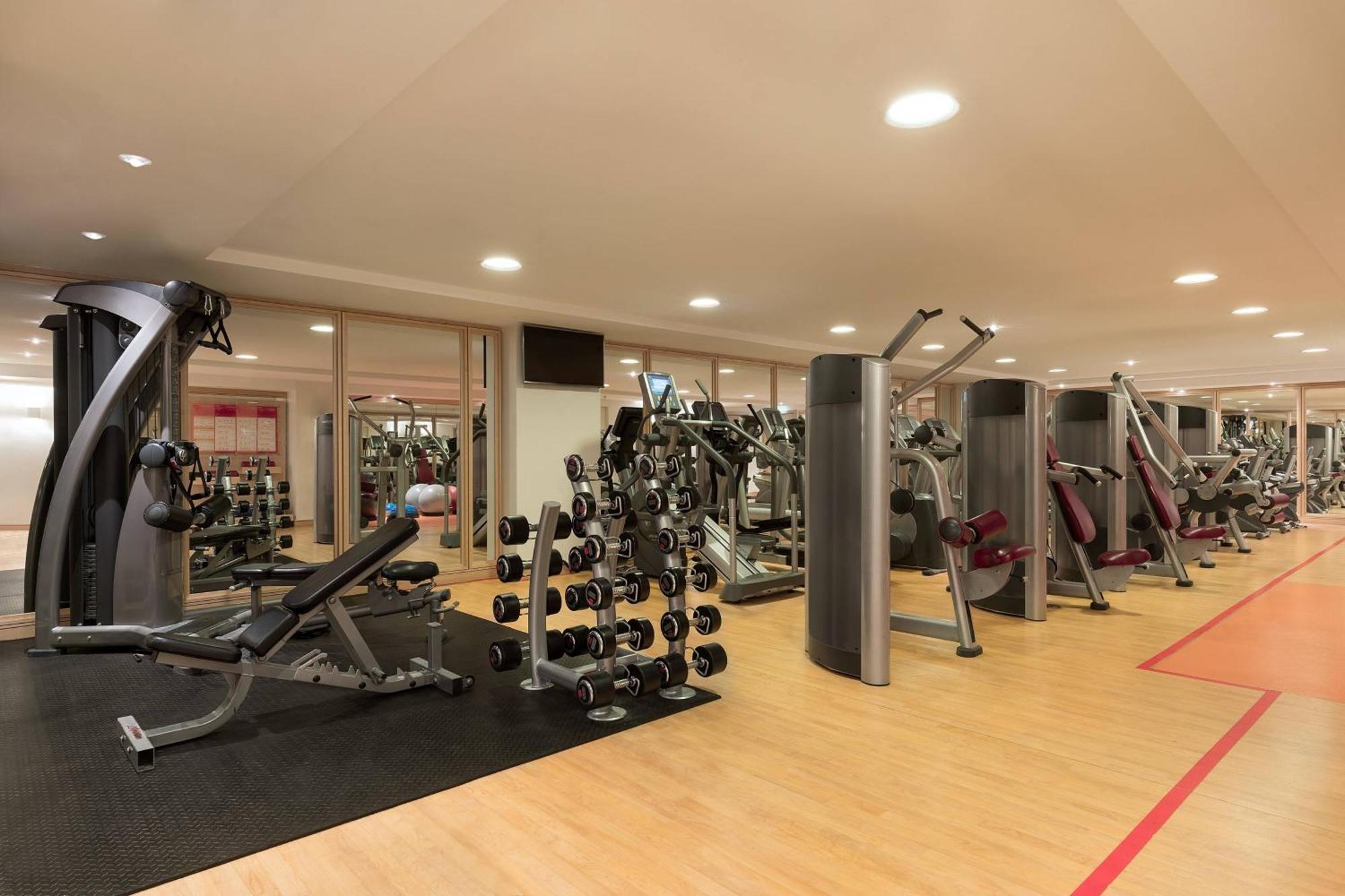 Sheraton Stockholm Hotel Exterior photo The gym at the hotel